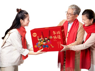 【爆款推荐】百草味新年礼盒坚果大礼包2260g/13袋干果礼品年货图3